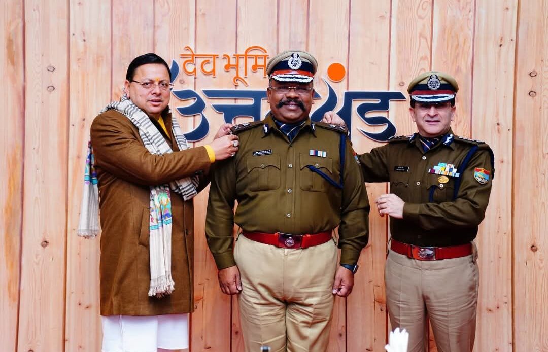 मुख्यमंत्री और डीजीपी ने उत्तराखंड पुलिस के वरिष्ठ अधिकारियों को पिपिंग सेरेमनी में किया सम्मानित-Newsnetra<br> 5 fb img 17370478314178991992366163244593