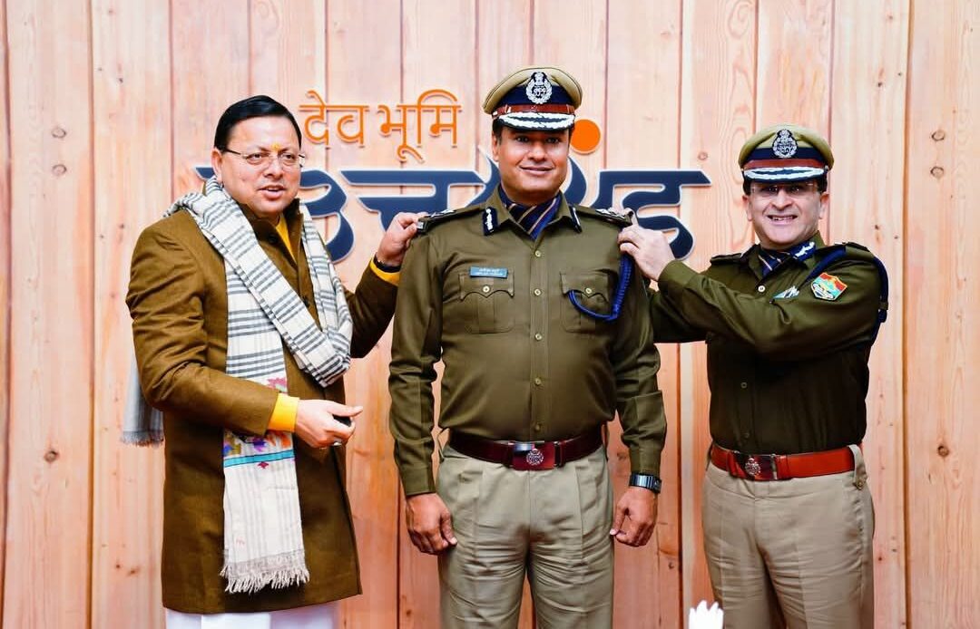 मुख्यमंत्री और डीजीपी ने उत्तराखंड पुलिस के वरिष्ठ अधिकारियों को पिपिंग सेरेमनी में किया सम्मानित-Newsnetra<br> 6 fb img 17370478348474856355944075186391