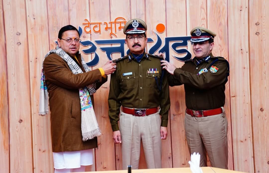 मुख्यमंत्री और डीजीपी ने उत्तराखंड पुलिस के वरिष्ठ अधिकारियों को पिपिंग सेरेमनी में किया सम्मानित-Newsnetra<br> 7 fb img 17370478369447745131610669742502