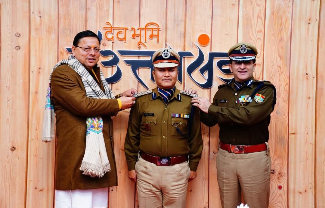 मुख्यमंत्री और डीजीपी ने उत्तराखंड पुलिस के वरिष्ठ अधिकारियों को पिपिंग सेरेमनी में किया सम्मानित-Newsnetra<br> 10 fb img 17370478390224304326459254555499