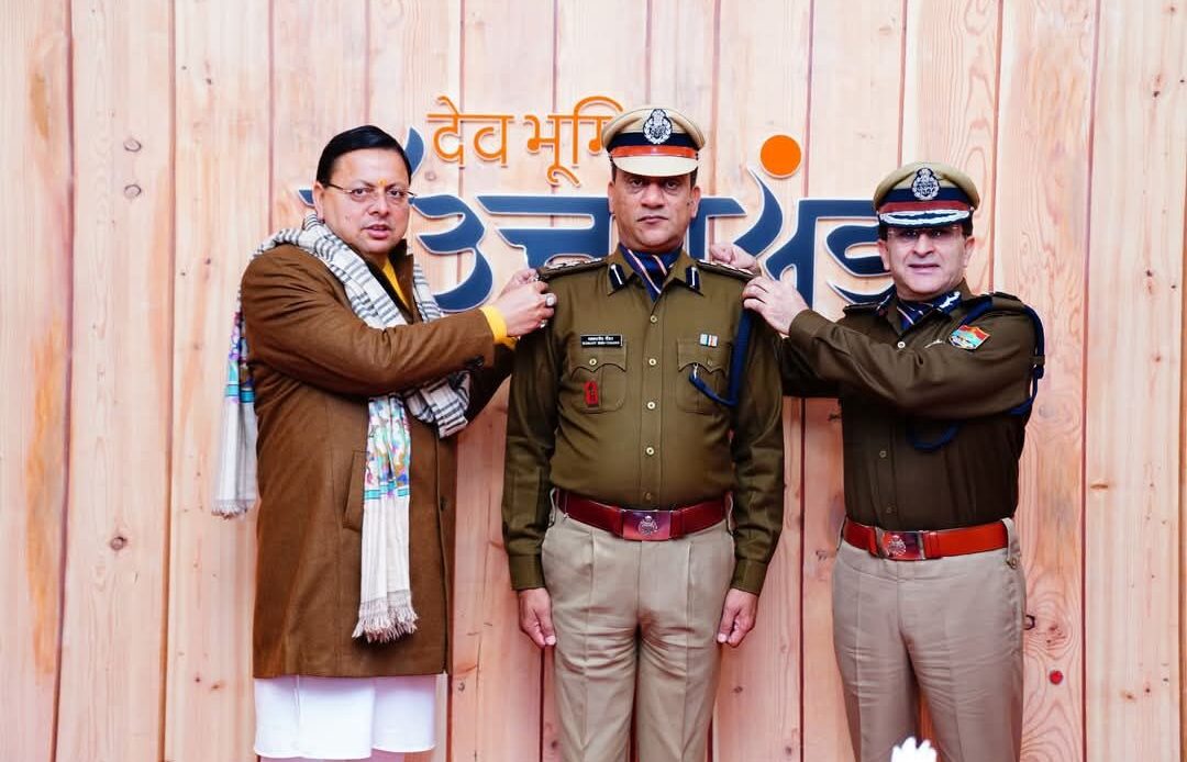 मुख्यमंत्री और डीजीपी ने उत्तराखंड पुलिस के वरिष्ठ अधिकारियों को पिपिंग सेरेमनी में किया सम्मानित-Newsnetra<br> 9 fb img 17370478410271022076818239703689
