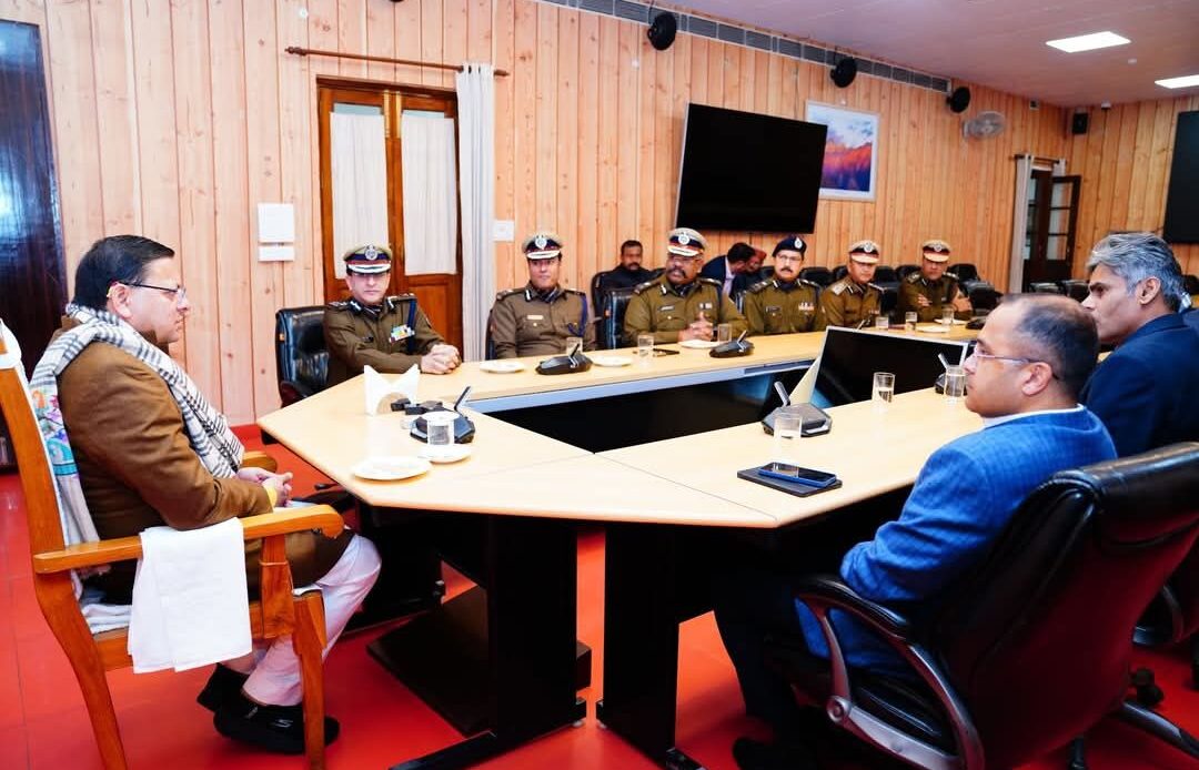मुख्यमंत्री और डीजीपी ने उत्तराखंड पुलिस के वरिष्ठ अधिकारियों को पिपिंग सेरेमनी में किया सम्मानित-Newsnetra<br> 8 fb img 17370478435686108111107437555149