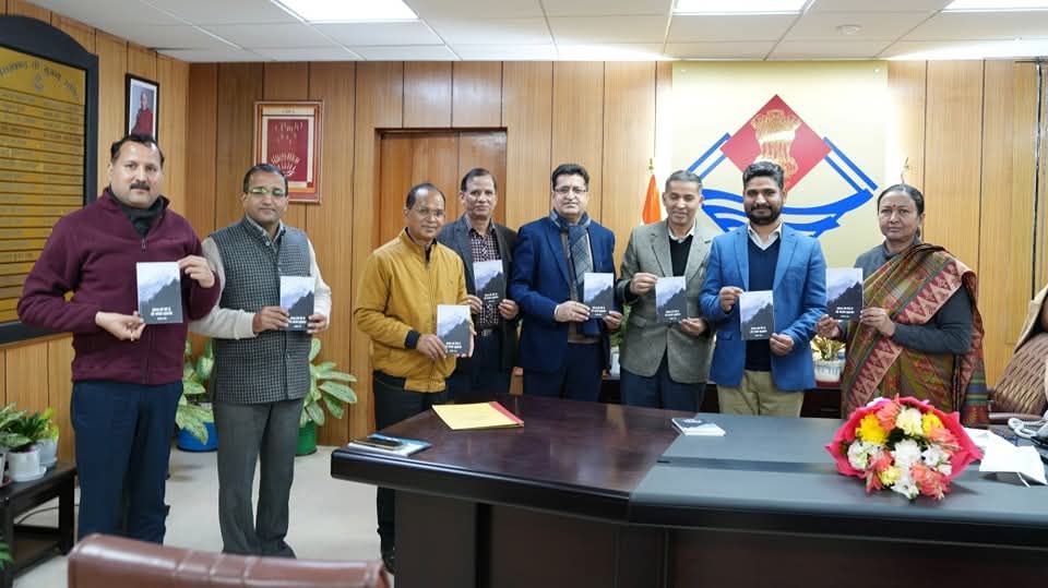 कविता संग्रह 'अंतस को घेरे जो सघन कुहासा' का विमोचन: संवेदनाओं और विचारों की गहराइयों का मार्मिक चित्रण-Newsnetra<br> 4 fb img 17370480730012350931789028335728