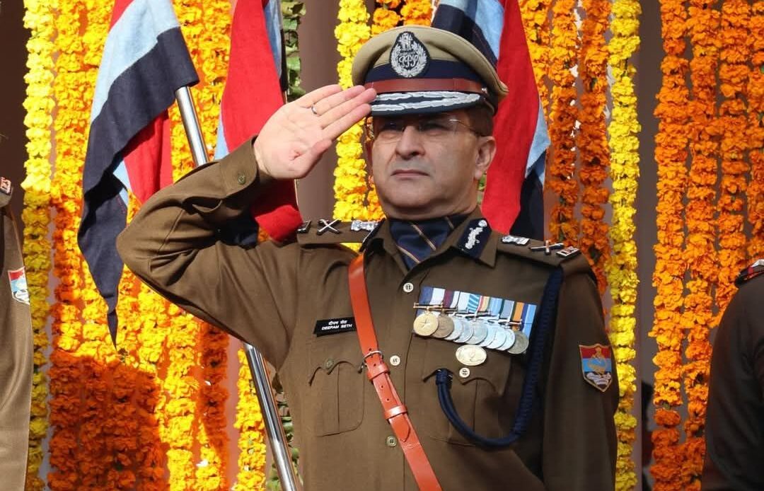 उत्तराखण्ड पुलिस ने मनाया 76वां गणतंत्र दिवस, उत्कृष्ट सेवा पदकों से सम्मानित हुए अधिकारी-Newsnetra 7 fb img 1737910801895930860819916133744