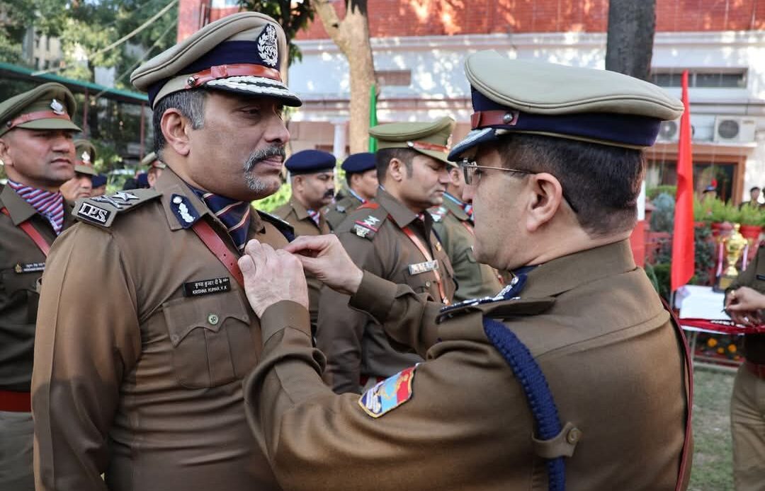 उत्तराखण्ड पुलिस ने मनाया 76वां गणतंत्र दिवस, उत्कृष्ट सेवा पदकों से सम्मानित हुए अधिकारी-Newsnetra 8 fb img 17379108061754135665726979159152