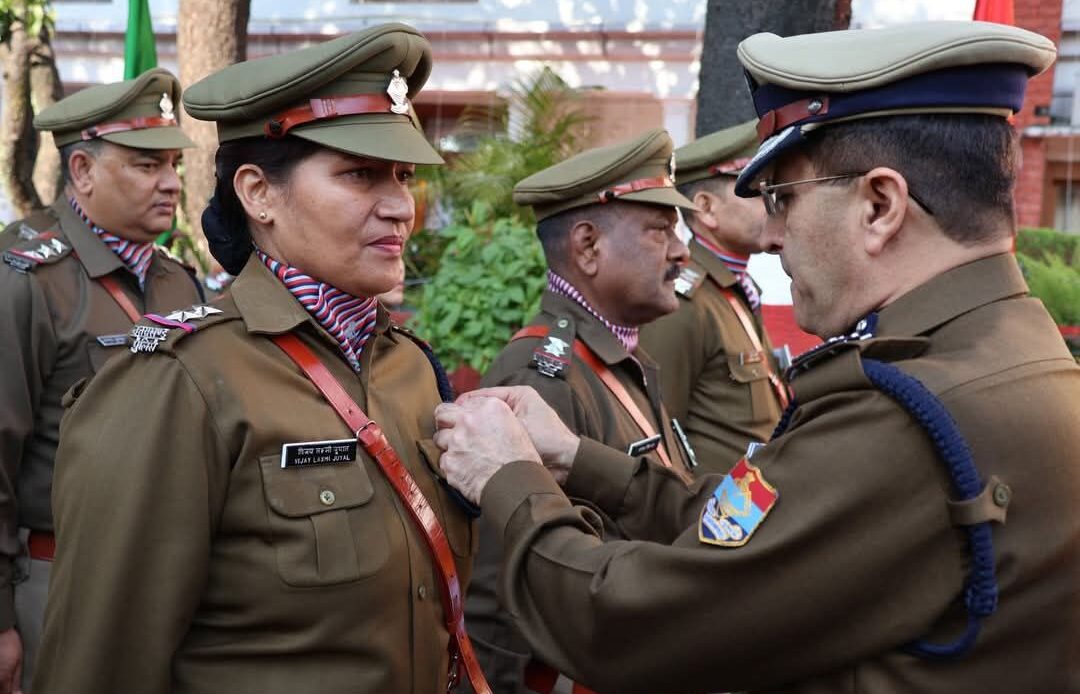 उत्तराखण्ड पुलिस ने मनाया 76वां गणतंत्र दिवस, उत्कृष्ट सेवा पदकों से सम्मानित हुए अधिकारी-Newsnetra 11 fb img 17379108158914158197706794857605
