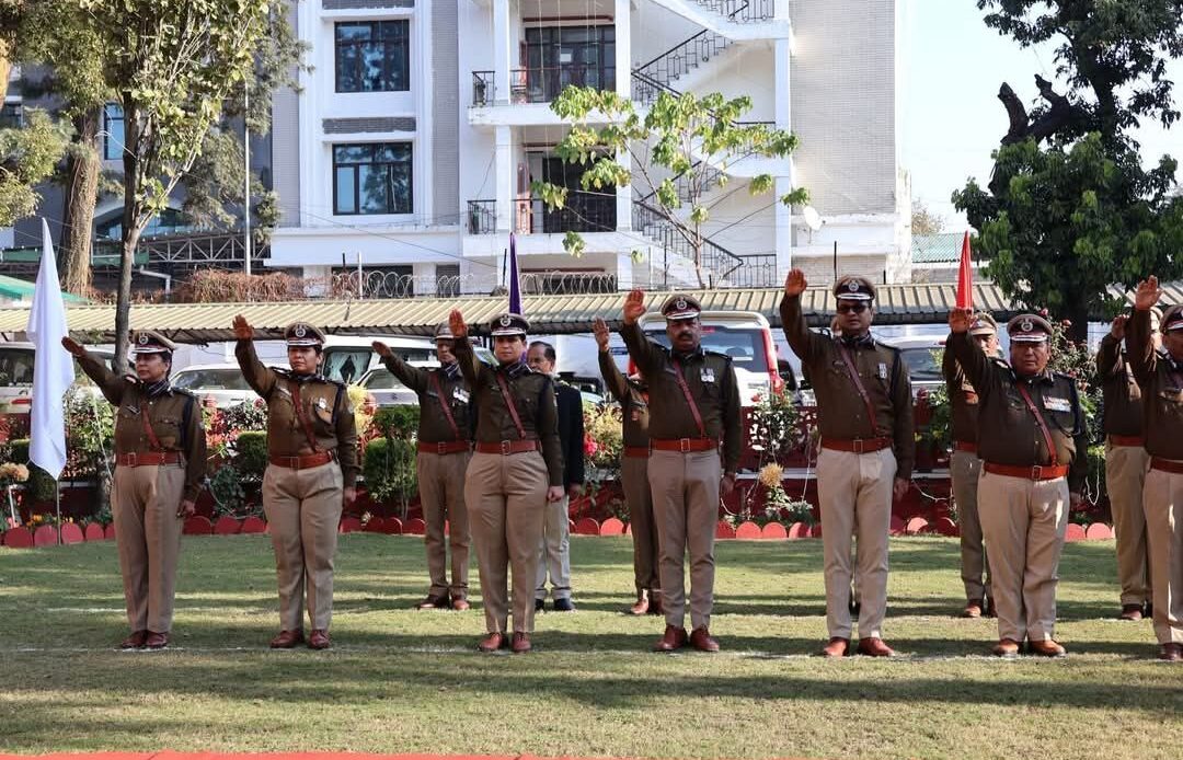 उत्तराखण्ड पुलिस ने मनाया 76वां गणतंत्र दिवस, उत्कृष्ट सेवा पदकों से सम्मानित हुए अधिकारी-Newsnetra 13 fb img 17379108200247226040337130234911