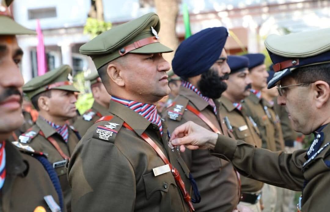 उत्तराखण्ड पुलिस ने मनाया 76वां गणतंत्र दिवस, उत्कृष्ट सेवा पदकों से सम्मानित हुए अधिकारी-Newsnetra 16 fb img 17379108346331846124322415098645