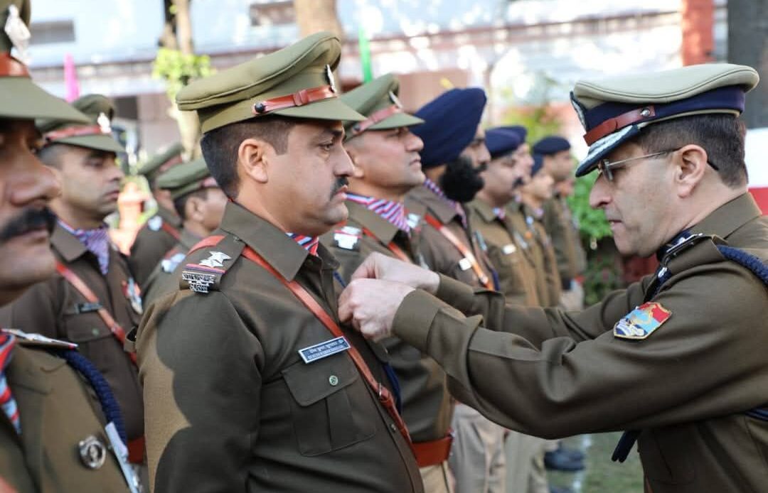 उत्तराखण्ड पुलिस ने मनाया 76वां गणतंत्र दिवस, उत्कृष्ट सेवा पदकों से सम्मानित हुए अधिकारी-Newsnetra 17 fb img 17379108363702722041806155297004