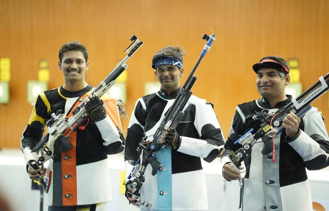 38वें राष्ट्रीय खेलों में विश्व जूनियर चैंपियन पार्थ माने ने 10 मीटर एयर राइफल स्पर्धा में शानदार प्रदर्शन करते हुए स्वर्ण पदक जीता-Newsnetra 4 fb img 17383139021804977053750420025991