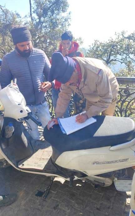 मसूरी में अतिक्रमण और यातायात नियमों के उल्लंघन पर पुलिस की सख्त कार्रवाई, चालान और जुर्माना वसूला गया-Newsnetra 4 img 20250108 wa00566616450282676559867