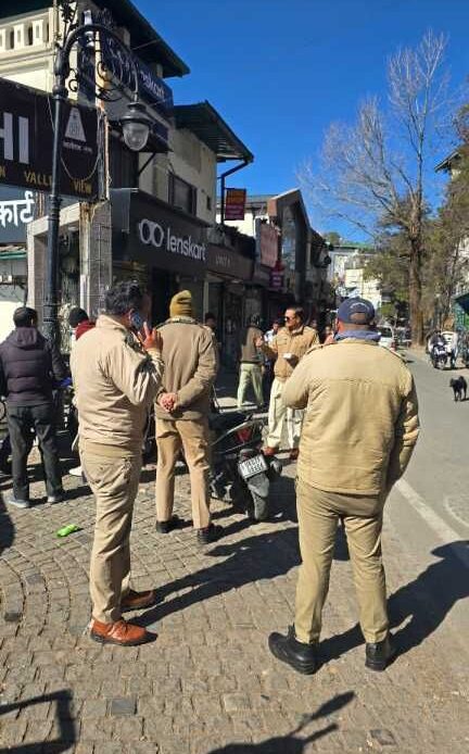 मसूरी में अतिक्रमण और यातायात नियमों के उल्लंघन पर पुलिस की सख्त कार्रवाई, चालान और जुर्माना वसूला गया-Newsnetra 5 img 20250108 wa00578933843980252864133