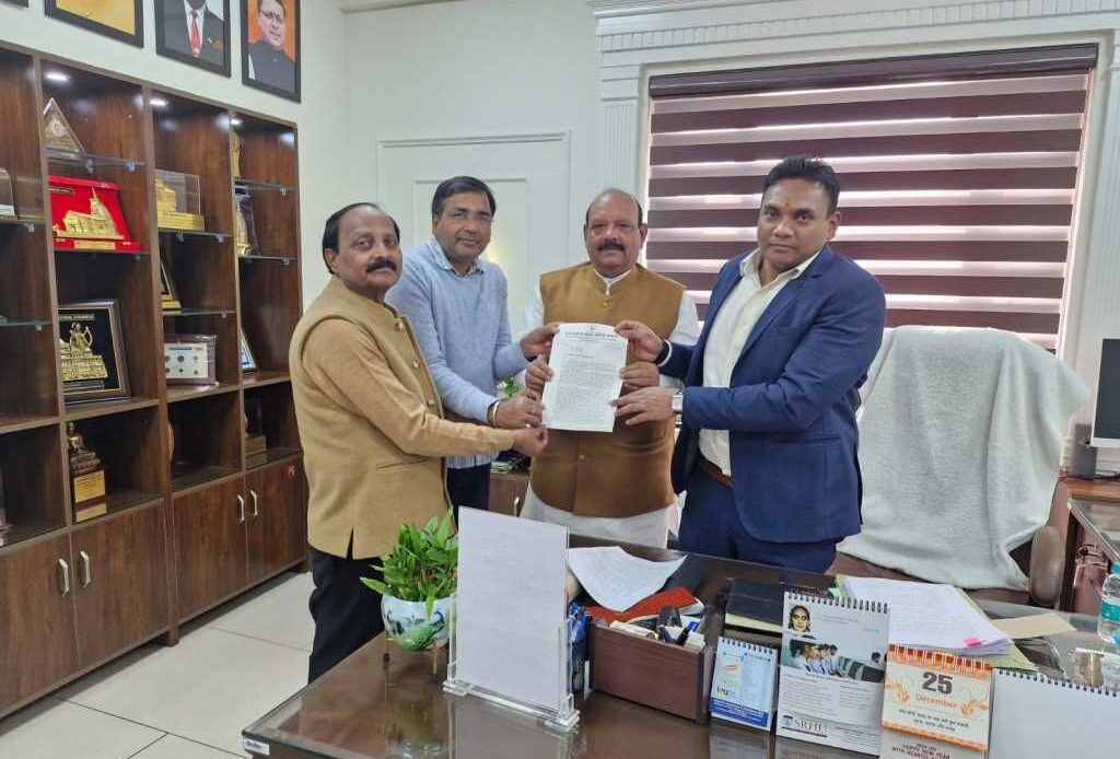 देहरादून की स्वास्थ्य सेवाओं पर सवाल: कांग्रेसजनों ने स्वास्थ्य सचिव से अस्पतालों में सुविधाएं बढ़ाने की मांग की-Newsnetra 4 img 20250109 wa00246752434875080127891