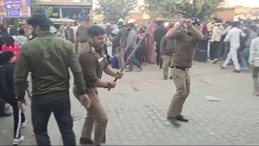 बिग ब्रेकिंग– यहां मतदाताओं पर भांजी लाठियां, हुआ हंगामा-Newsnetra 6 img 20250124 14592482611115955079300565