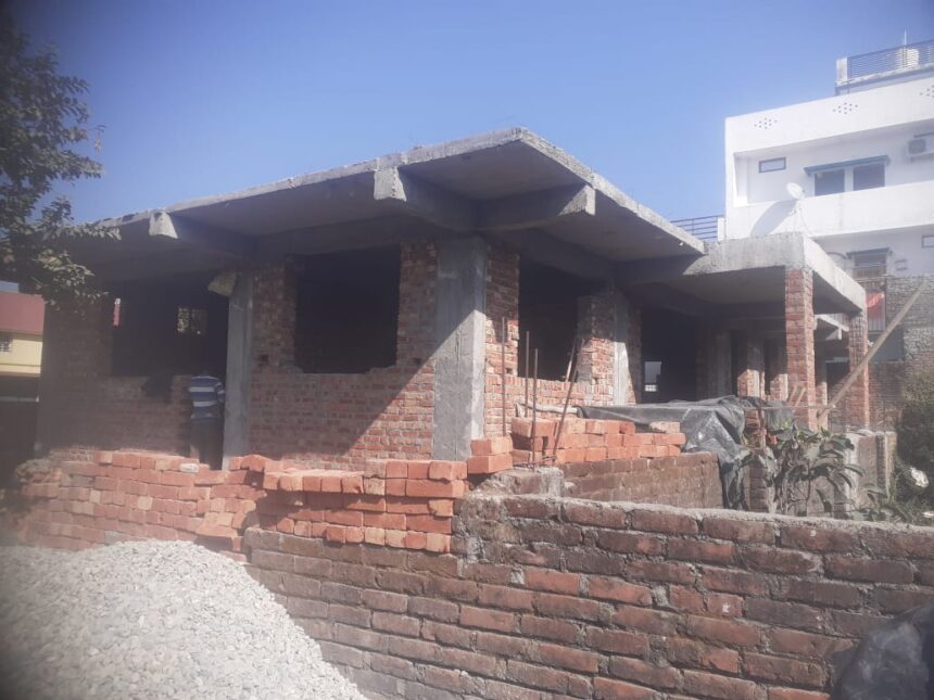 देहरादून कारगी रोड़ देहरादून के वसुन्धरा एन्कलेव में अवैध मिनी अस्पताल का निर्माणाधीन कार्य जोरों पर, प्रशासन की अनदेखी-Newsnetra 3 IMG 20250203 WA0000