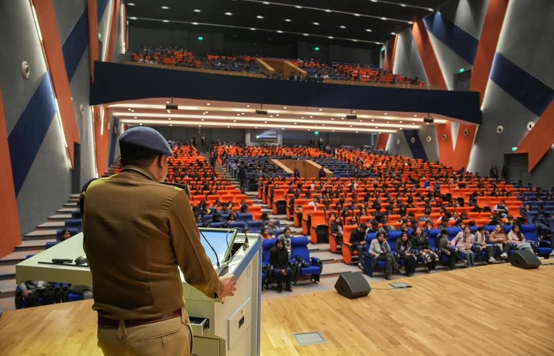 ग्राफिक एरा में यूसीसी कार्यशाला: एसएसपी देहरादून ने बताया उत्तराखंड की पहल, छात्रों को किया जागरूक-Newsnetra 4 fb img 17386872209402320464997115824720