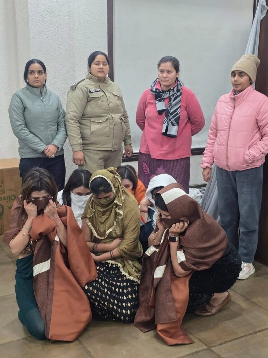 भीमताल: 'द पाम रिजॉर्ट' में हुड़दंग मचाने वाले 27 गिरफ्तार, पुलिस की कड़ी कार्रवाई-Newsnetra 3 FB IMG 1741275637499