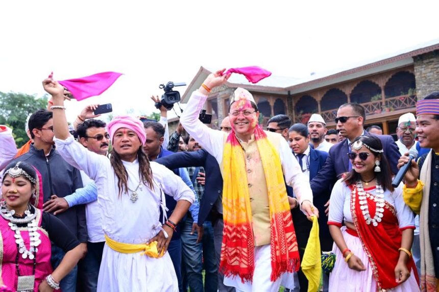 मुख्यमंत्री आवास में उत्तराखण्ड की समृद्ध संस्कृति के रंगों के साथ भव्य होली मिलन कार्यक्रम का आयोजन किया गया-Newsnetra 3 FB IMG 1741867250656