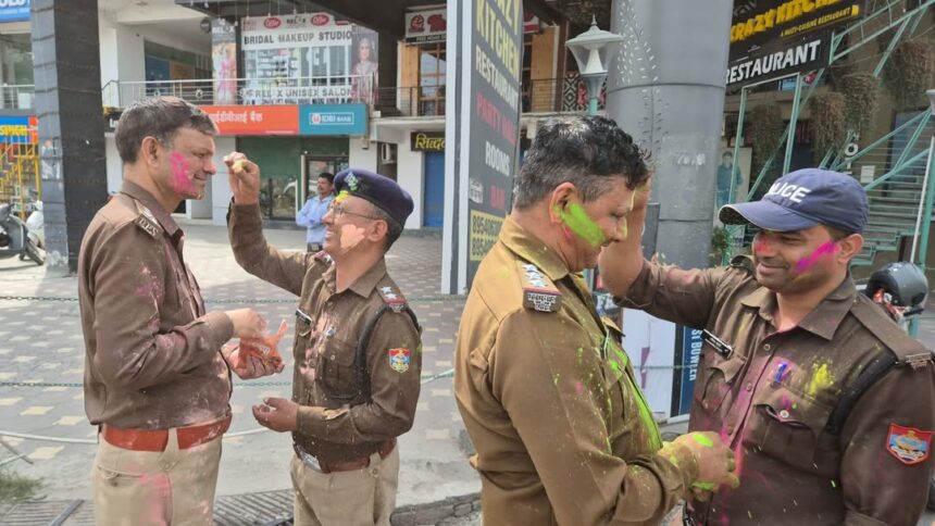ड्यूटी में रंग, होली में खुशी – पुलिस मुखिया प्रहलाद मीणा संग पुलिस कर्मियों का होली जश्न-Newsnetra 3 FB IMG 1742057645555