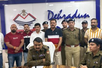 देहरादून पुलिस ने रायपुर क्षेत्र में जनसेवा केंद्र में हुई लूट का किया खुलासा, मास्टरमाइंड दिलशाद समेत तीन अभियुक्त गिरफ्तार-Newsnetra 7 FB IMG 1742323523882