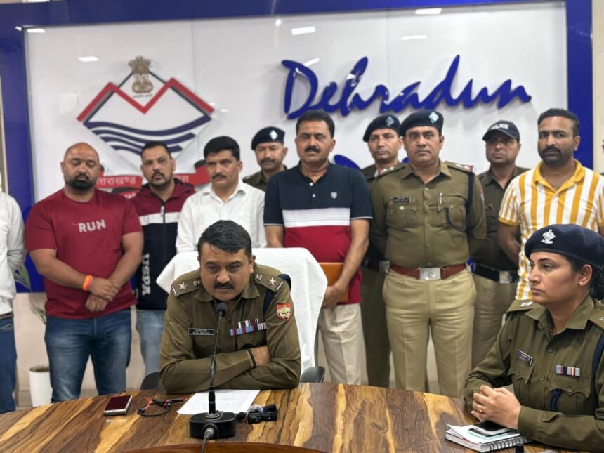 देहरादून पुलिस ने रायपुर क्षेत्र में जनसेवा केंद्र में हुई लूट का किया खुलासा, मास्टरमाइंड दिलशाद समेत तीन अभियुक्त गिरफ्तार-Newsnetra 1 FB IMG 1742323523882