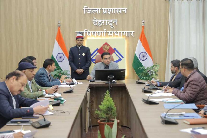 सीएम हेल्पलाइन: शिकायत निवारण प्रणाली की आत्मा को समझें विभाग – डीएम सविन बंसल-Newsnetra 7 IMG 20250301 WA0118