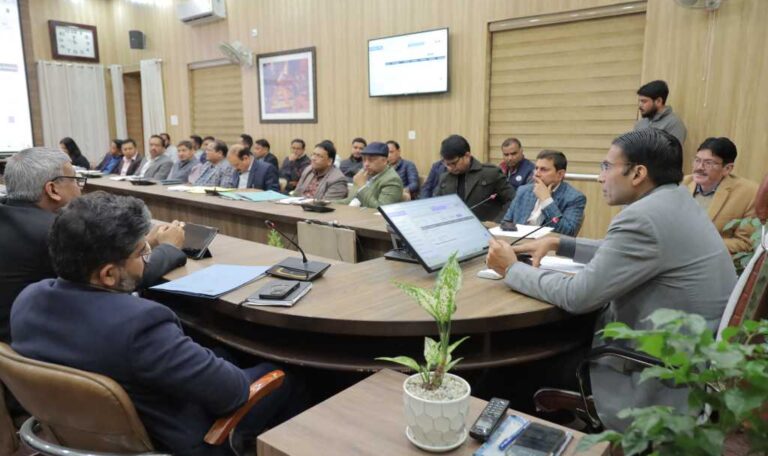 सीएम हेल्पलाइन: शिकायत निवारण प्रणाली की आत्मा को समझें विभाग – डीएम सविन बंसल-Newsnetra 9 IMG 20250301 WA0120