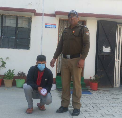 वसंत विहार में घर में काम करने वाला युवक निकला चोर, नैनीताल से पकड़ा गया, चोरी की ज्वैलरी बरामद-Newsnetra 3 IMG 20250309 WA0019