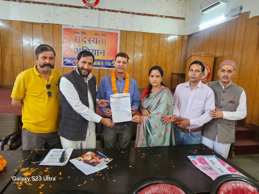 उत्तराखंड की राजनीति में पहाड़-मैदान विवाद: रीजनल पार्टी ने मांगा ऋतु खंडूड़ी और महेंद्र भट्ट का इस्तीफा-Newsnetra<br> 3 IMG 20250323 WA0001