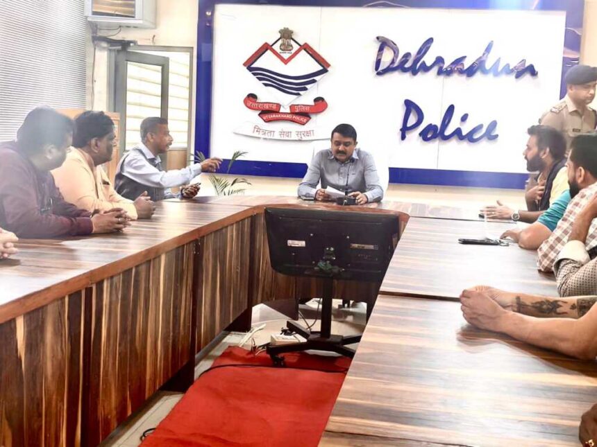 देहरादून में व्यापारियों के उत्पीड़न पर व्यापार मंडल ने एसएसपी से की शिकायत-Newsnetra 3 IMG 20250326 WA0007