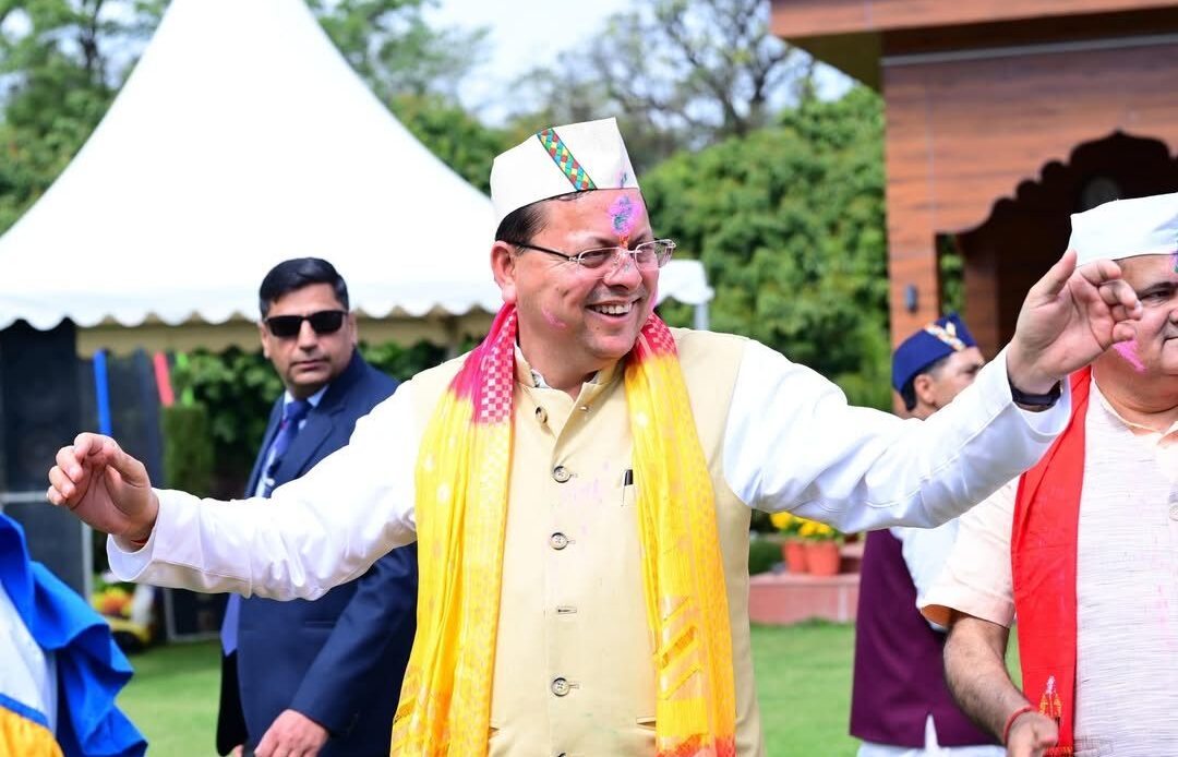 मुख्यमंत्री आवास में उत्तराखण्ड की समृद्ध संस्कृति के रंगों के साथ भव्य होली मिलन कार्यक्रम का आयोजन किया गया-Newsnetra 4 fb img 17418672374105058519907493919449