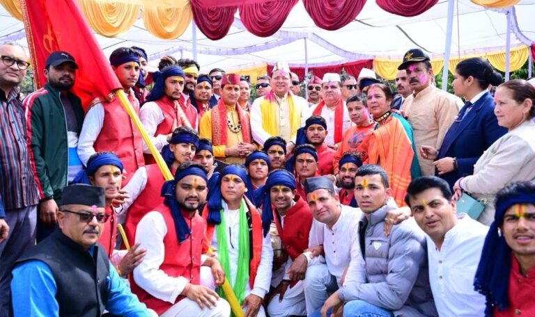 मुख्यमंत्री आवास में उत्तराखण्ड की समृद्ध संस्कृति के रंगों के साथ भव्य होली मिलन कार्यक्रम का आयोजन किया गया-Newsnetra 8 fb img 17418672439368794170754437356278