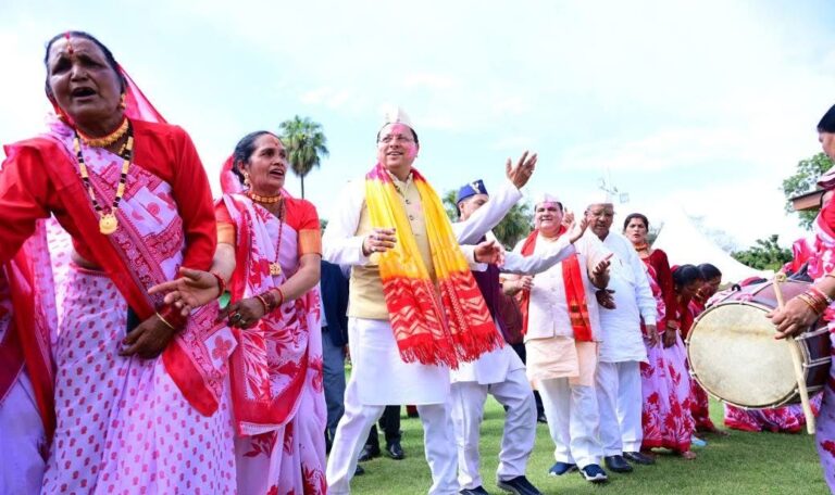 मुख्यमंत्री आवास में उत्तराखण्ड की समृद्ध संस्कृति के रंगों के साथ भव्य होली मिलन कार्यक्रम का आयोजन किया गया-Newsnetra 11 fb img 1741867253079825211555609633805
