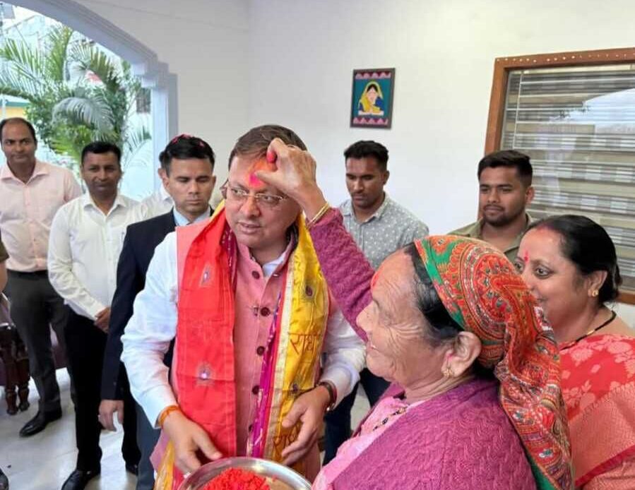 मुख्यमंत्री धामी ने खटीमा में स्थानीय लोगों संग मनाई होली, थारू लोकनृत्य का किया अवलोकन-Newsnetra<br> 4 fb img 1741964120415 11373001722856352722