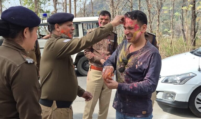 ड्यूटी में रंग, होली में खुशी – पुलिस मुखिया प्रहलाद मीणा संग पुलिस कर्मियों का होली जश्न-Newsnetra 5 fb img 17420576280285337060217115074423