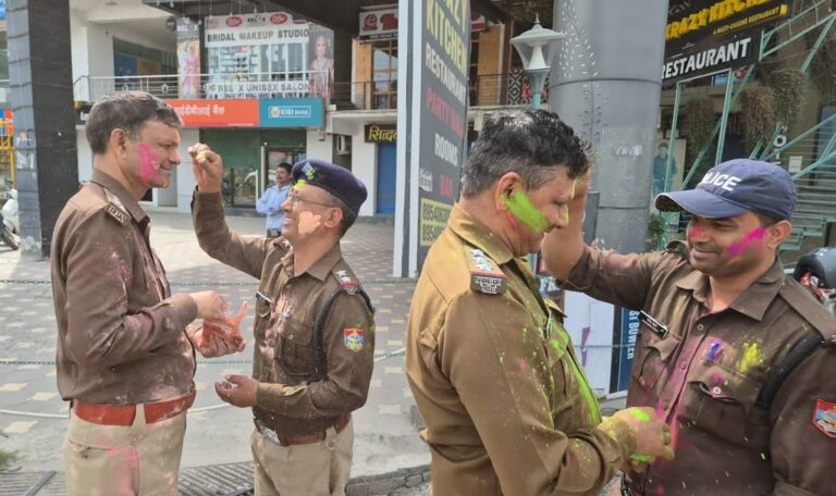 ड्यूटी में रंग, होली में खुशी – पुलिस मुखिया प्रहलाद मीणा संग पुलिस कर्मियों का होली जश्न-Newsnetra 12 fb img 17420576455556462487125662879452