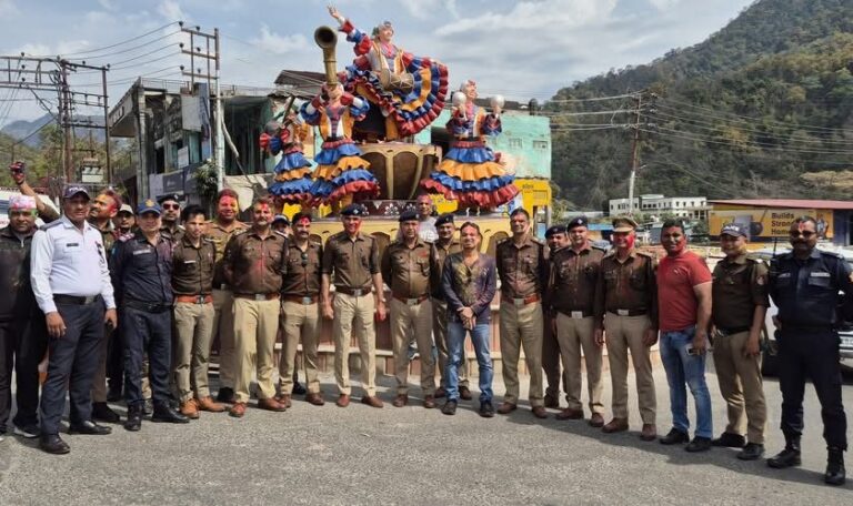 ड्यूटी में रंग, होली में खुशी – पुलिस मुखिया प्रहलाद मीणा संग पुलिस कर्मियों का होली जश्न-Newsnetra 13 fb img 17420576724213470302928444733011