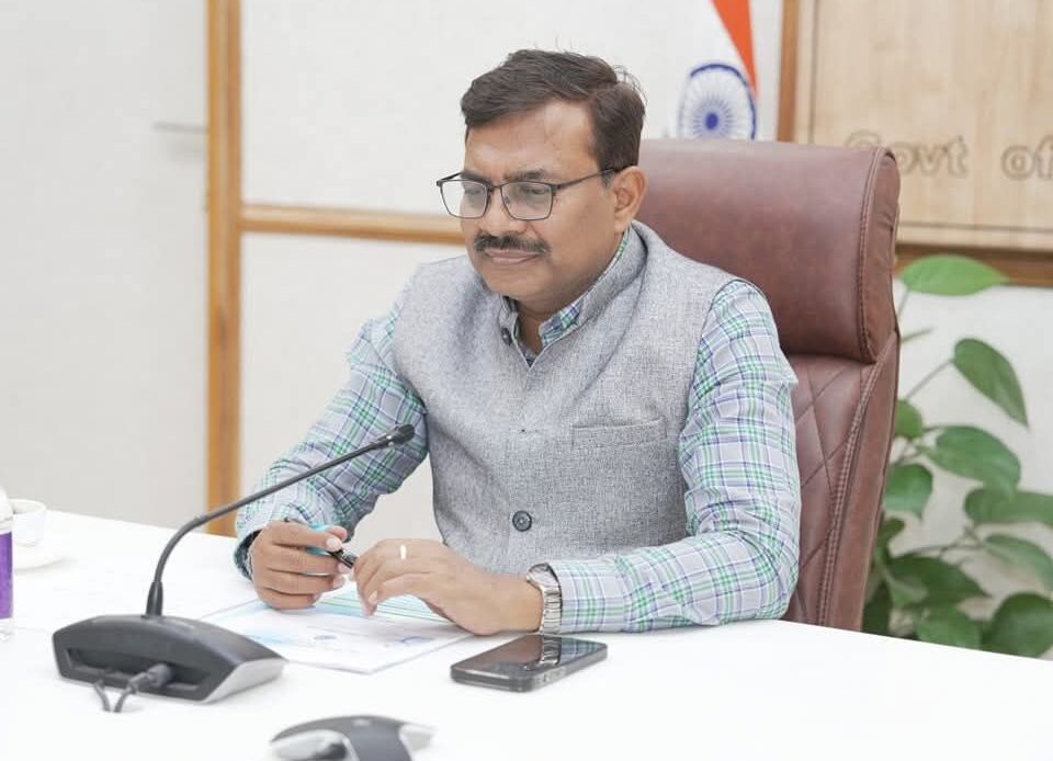 जल संरक्षण अभियान 'कैच द रेन - 2025' की समीक्षा बैठक संपन्न-Newsnetra 4 fb img 17425597214112573953730825567454