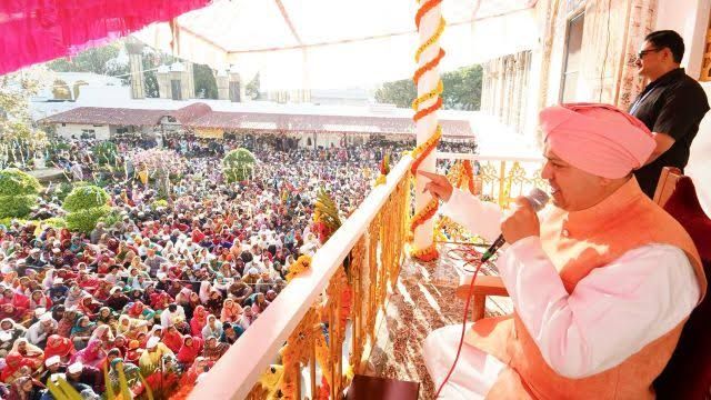देहरादून में श्रद्धा और भक्ति का उत्सव: श्री झंडे जी के आरोहण के साथ झंडे मेले का शुभारंभ-Newsnetra 4 images 1 109112284265326402428