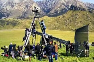 उत्तराखण्ड में फ़िल्म पर्यटन को बढ़ावा: 'कमाल करदे हो' म्यूजिक वीडियो की शूटिंग का शुभारंभ-Newsnetra<br> 20 images 1 11 3