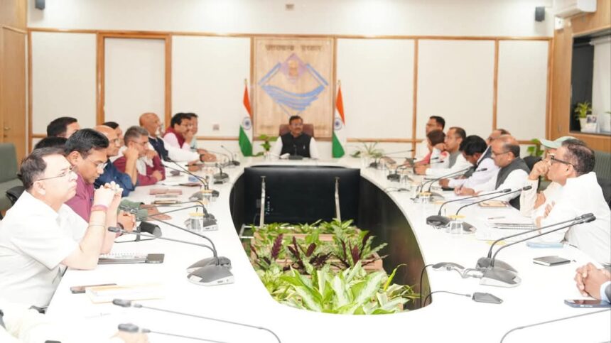 मुख्य सचिव आनंद बर्द्धन की पहली सचिव समिति बैठक: बजट प्रावधान, परियोजना प्रबंधन और चारधाम यात्रा तैयारियों पर निर्देश-Newsnetra<br> 3 FB IMG 1743518766657