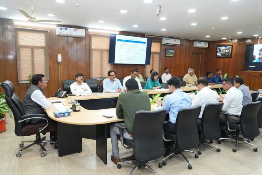 पीएम-एबीएचआईएम व विश्वकर्मा योजना की समीक्षा में मुख्य सचिव ने दिए समयबद्ध क्रियान्वयन के निर्देश-Newsnetra 3 FB IMG 1744809144911