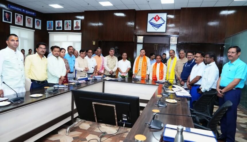 संस्कृत को रोजगार से जोड़ने की पहल: मुख्यमंत्री ने दिए विशेष कोर्स शुरू करने के निर्देश-Newsnetra 3 FB IMG 1745513785266