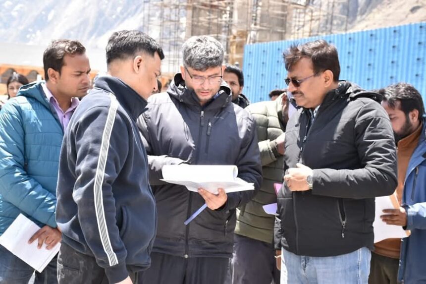 मुख्य सचिवआनन्द बर्द्धन ने आज बदरीनाथ धाम पहुँचकर धाम में मास्टर प्लान के तहत चल रहे कार्यों का निरीक्षण किया-Newsnetra 3 FB IMG 1745671573756