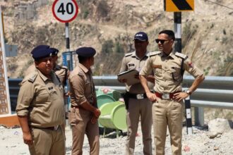 चारधाम यात्रा 2025: एसएसपी पौड़ी ने श्रीनगर में यात्रा मार्गों और पार्किंग स्थलों का निरीक्षण किया-Newsnetra 4 FB IMG 1745857443925