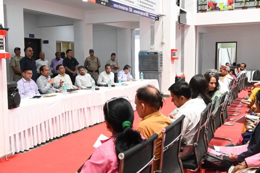 डीएम का वीर आशाओं संग संवाद जारी, आज ऋषिकेश अर्बन आशा संग चला डीएम संवाद-Newsnetra 3 IMG 20250425 WA0000