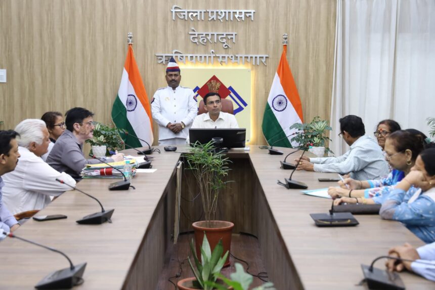 डीएम के आमंत्रण पर आंदोलनकारियों संग, सौहार्द माहौल में बैठक-Newsnetra 3 IMG 20250430 WA0057