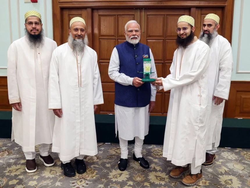 वक्फ एक्ट को लेकर पीएम मोदी का बड़ा बयान: "1700 शिकायतें मुस्लिम समाज से ही आईं, इसलिए उठाया कदम"-Newsnetra 3 Prime Minister Narendra Modi being felicitated by 1744951350689 1744951366076