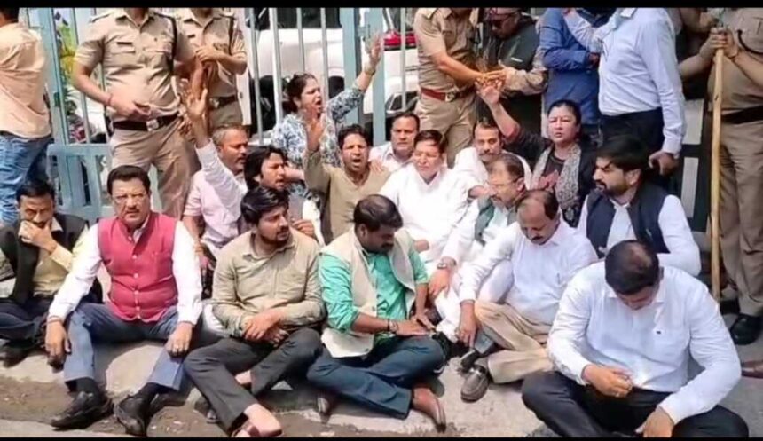 देहरादून में ईडी कार्रवाई के विरोध में कांग्रेस का उग्र प्रदर्शन, बैरिकेडिंग तोड़कर बैठे धरने पर-Newsnetra 3 Screenshot 20250416 193050 WhatsApp