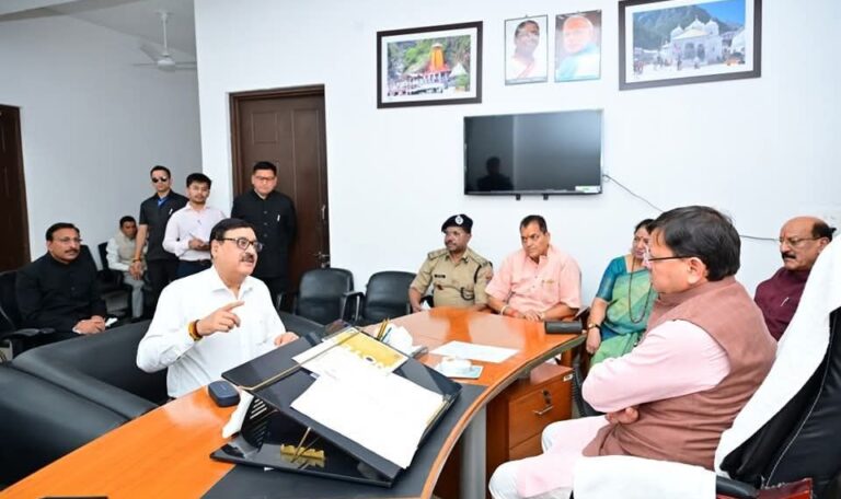चारधाम यात्रा ट्रांजिट कैंप में रजिस्ट्रेशन और सहायता केंद्र की नई व्यवस्था का शुभारंभ-Newsnetra 6 fb img 17455822023095652445310603076043